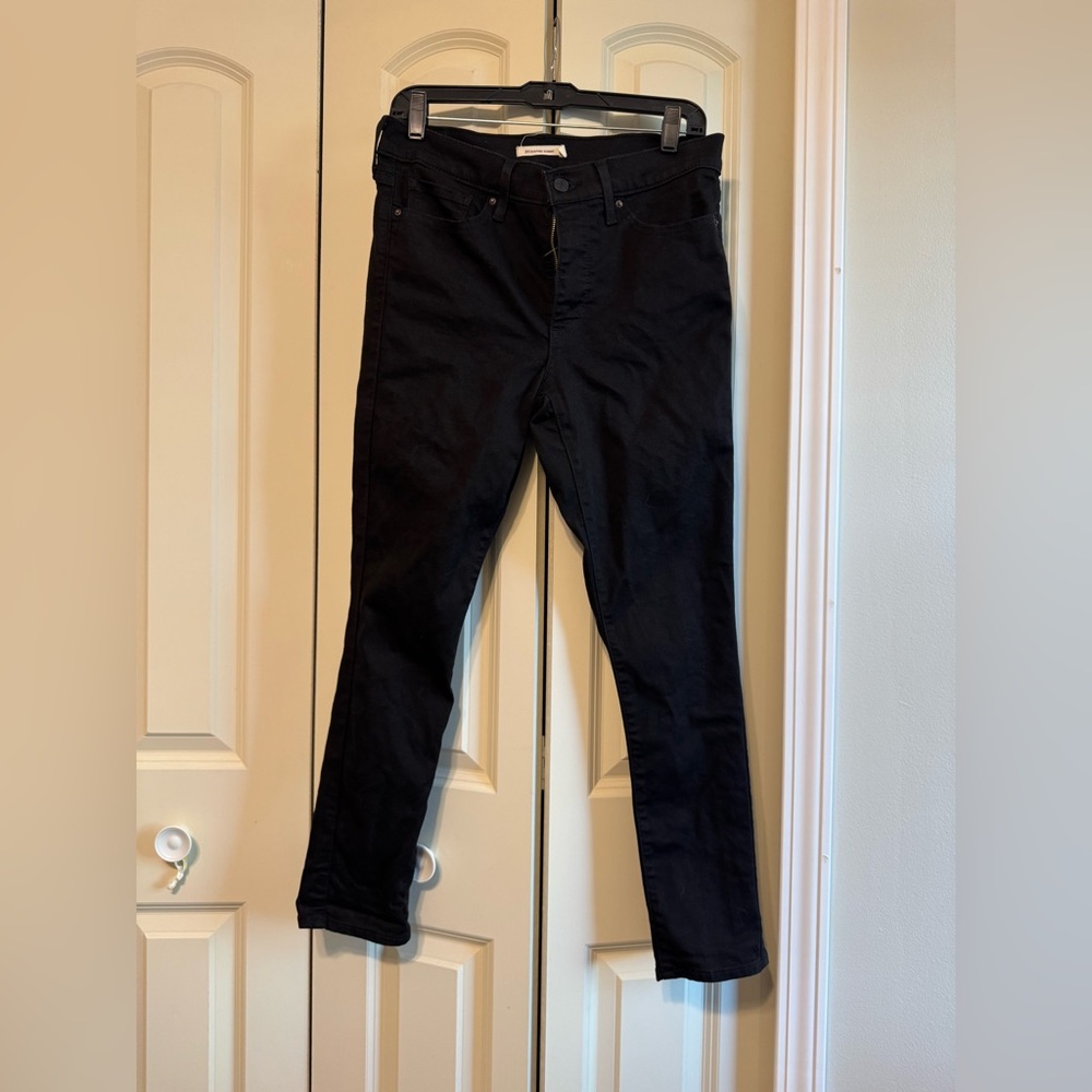 Black Levi’s 311 Shaping Skinny Jeans Size 30